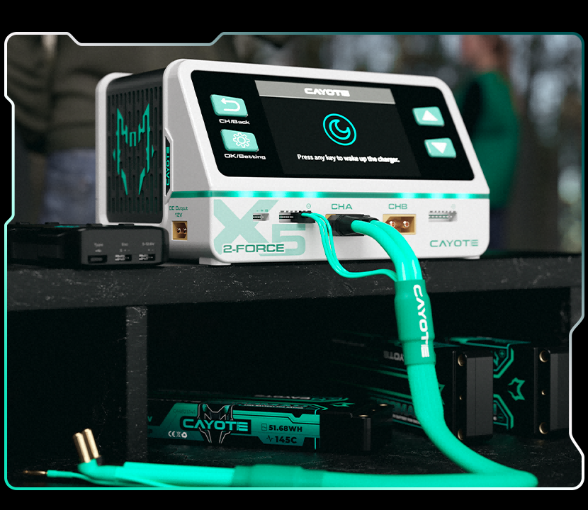 Chargeur double voie Cayote 2-Force X5 présenté par Patrick Beck dans Power Lab Vol.1