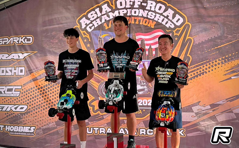 Jayden Edmunds double champion d'Asie FEMCA 1/8 tout-terrain avec son buggy Sparko en Malaisie