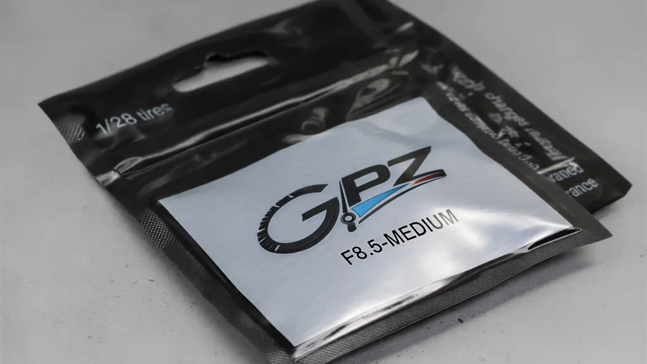 Pneu 1/28 GPZ F8.5 Medium pour pistes RCP dans son sachet hermetique refermable
