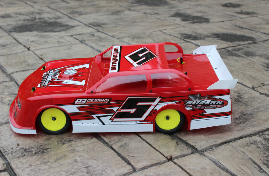 Carrosserie ovale 1/10 Shark RC Bodies Reef Shark rouge et blanche vue de profil