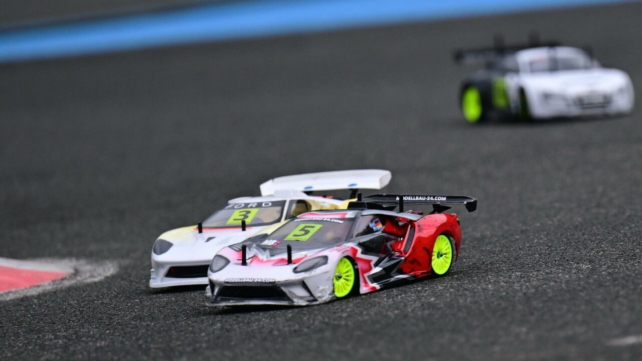 Voitures de tourisme Tamiya en piste lors du Tamiya Euro-Cup, dont la finale 2026 s'est tenue à Neustadt bei Coburg