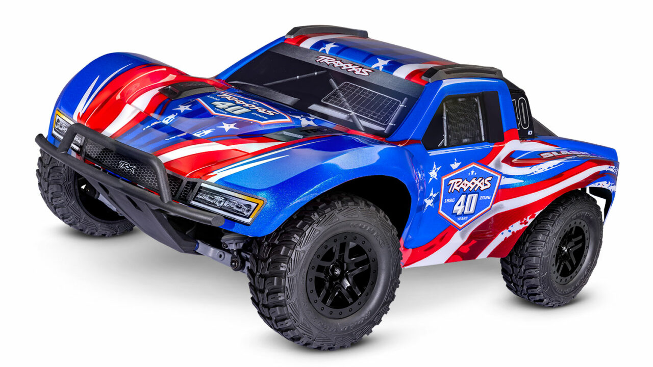 Traxxas Slash 4X4 Brushless 40th Anniversary avec sa décoration rouge, blanche et bleue vue de trois quarts avant