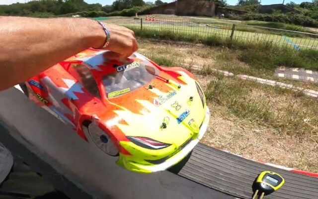 Full RC Zone teste le buggy nitro Genius GTC8 avec un moteur O.S. R21 GT
