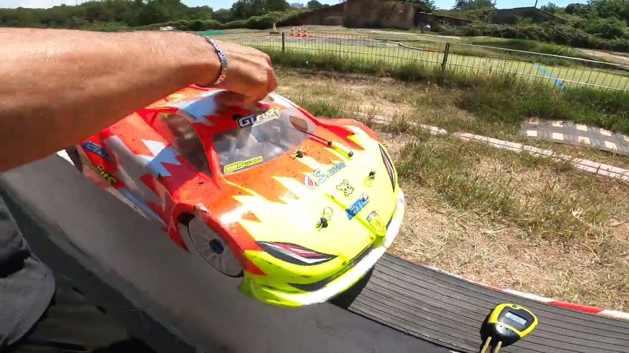 Full RC Zone teste le buggy nitro Genius GTC8 avec un moteur O.S. R21 GT