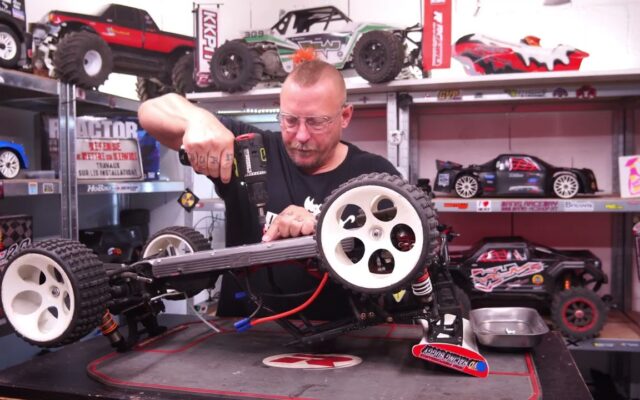 Many&rsquo;s RCGarage 68 dépanne son FG Baja « Kinder Surprise »