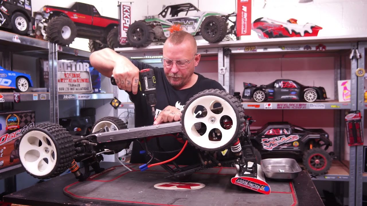 Many&rsquo;s RCGarage 68 dépanne son FG Baja « Kinder Surprise »