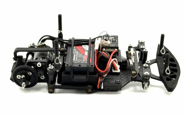 Racing Bull Mini28 : un kit de course 1/28 slovène sans suspension avant