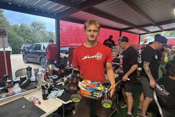 Mason Fuller décroche la pole position générale aux Mondiaux IFMAR 1/8 Thermique à Thornhill