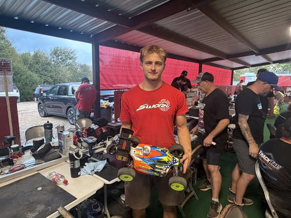Mason Fuller décroche la pole position générale aux Mondiaux IFMAR 1/8 Thermique à Thornhill